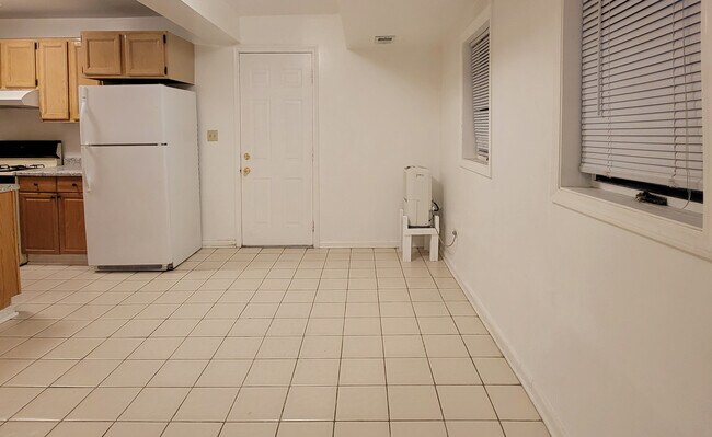 Building Photo - 2241 W Taylor St