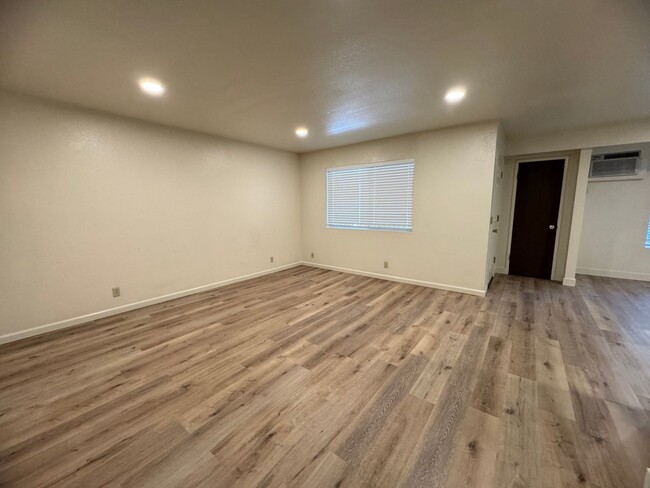 Interior Photo - 318 W 7th Street