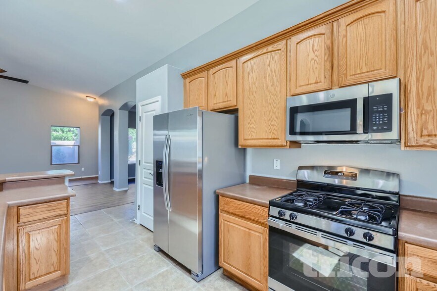 Building Photo - 44196 Vineyard St