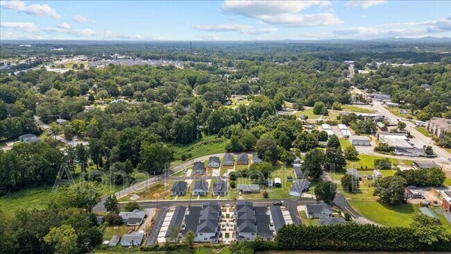 Building Photo - 105 Remount Way