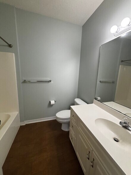 Master bathroom - 1501 Partin Dr N