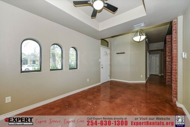 Building Photo - GORGEOUS 3 BEDROOM HOME WITH SOLAR PANELS!!