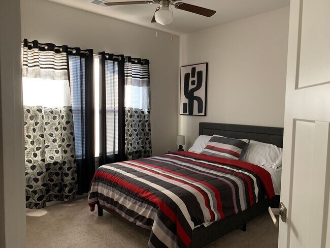 Building Photo - AUGUST SPECIAL!!! 4-bedroom, 3.5-bath town...