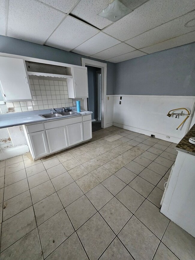 Building Photo - upper 4-bedroom unit east side