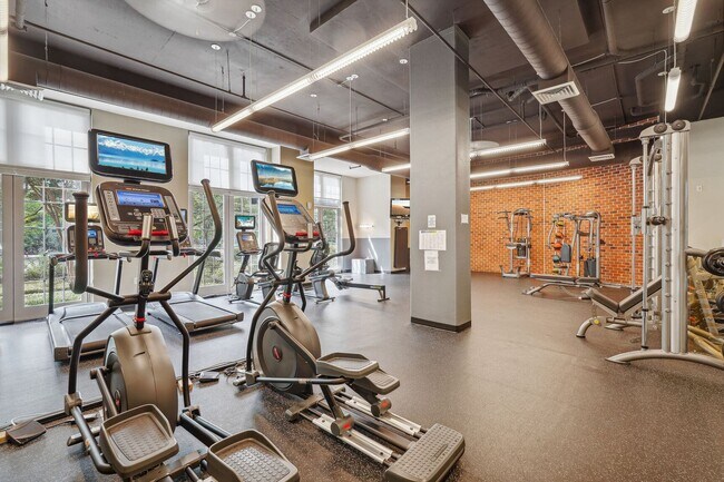 Building Photo - Available Now! High End 1 bed/ 1 bath with Parking! 24 hour concierge!