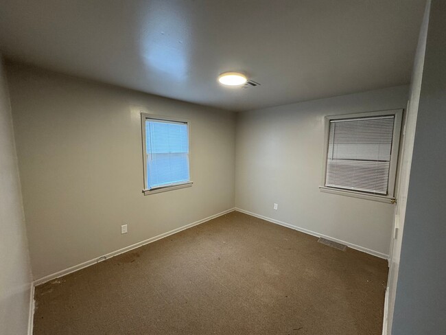 Building Photo - $950 - 3 bed 1 bath - Single Family Home