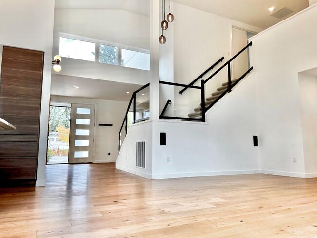 Building Photo - 6 BR / 4 BA – 4,100 SQ FT with Patio, Full...
