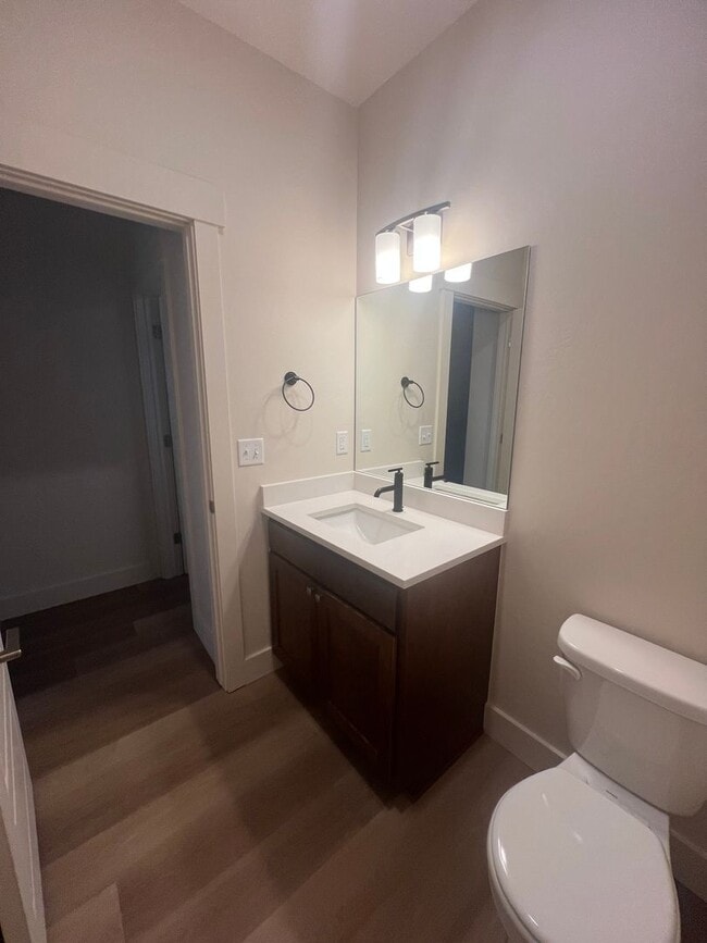 Building Photo - Amazing Newer 3 Bed 2.5 Bath Unit