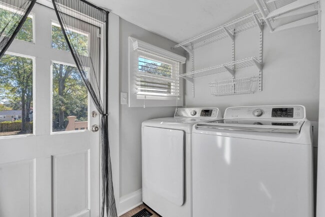 Building Photo - Stylish 2-Bed, 2-Bath Residence with Moder...