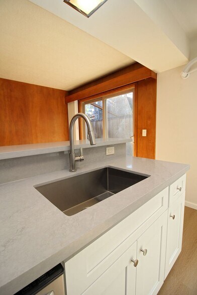 Building Photo - 3200-3236 SW Marigold St