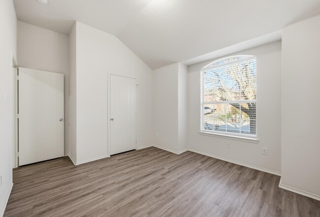 Building Photo - 518 Niagara Falls Dr
