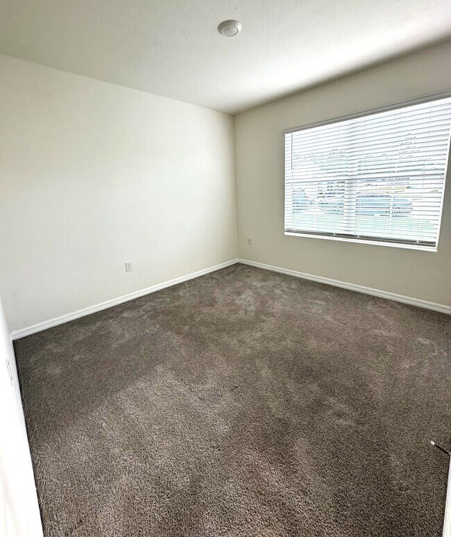 Building Photo - Lake Diamond North 4 Bed, 2 Bath