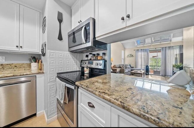 Building Photo - "Charming 1-Bedroom Apartment with Hardwoo...