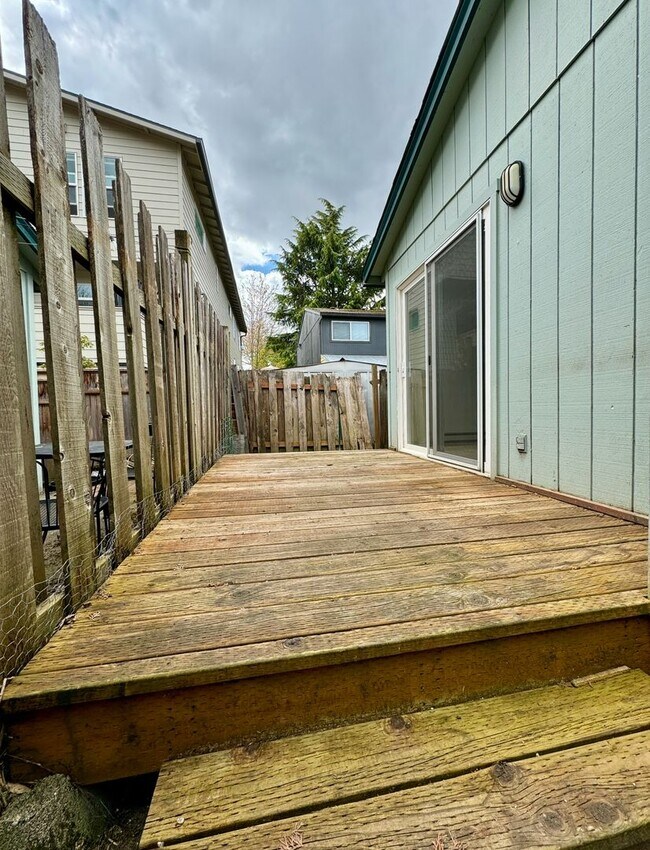 Building Photo - Charming Three Bedroom Near S. Waterfront & Macadam Ave~ Updates Throughout~ W/D Included ~ Detac...