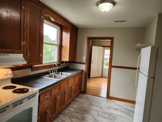 Building Photo - Updated 2 Bedroom, 1 bath with Large Backy...