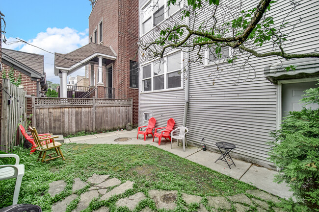 Building Photo - 1240 W Cornelia Ave