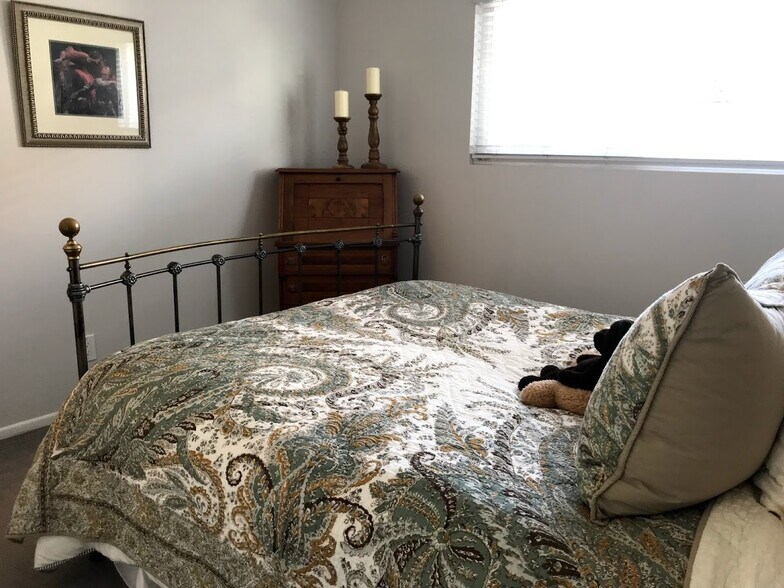 Bedroom #2. Light and bright with big window - 423 N Elena Ave