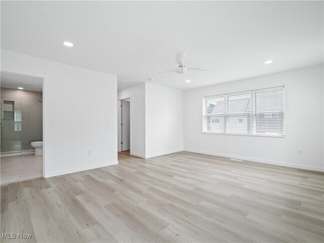 Building Photo - 2362 W 6th St