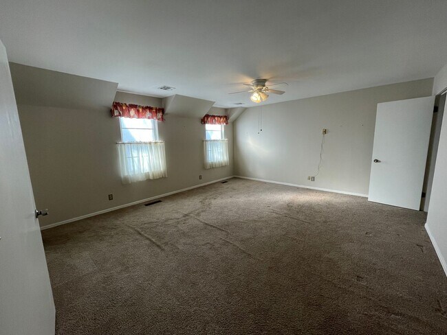 Building Photo - 3 bedroom, 2 bath, 2 living areas, 2 car garage Ranch style home nestled on a corner lot