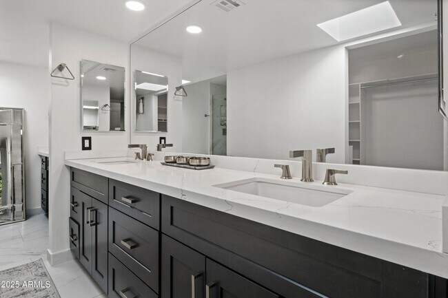 Building Photo - 7322 E Sierra Vista Dr