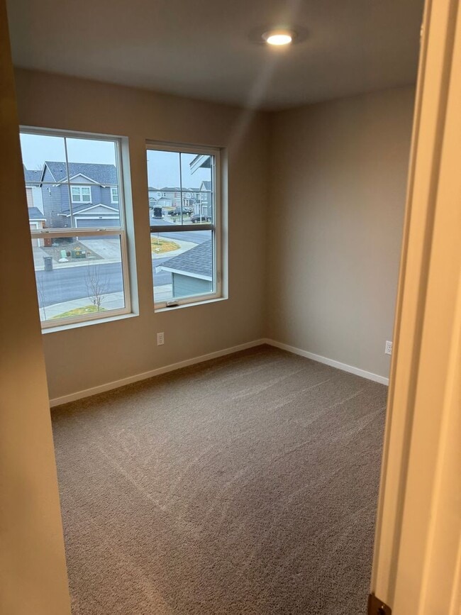 Building Photo - 4 Bed 2.5 Bath Home with Community Amenities