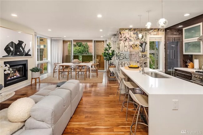 Building Photo - Stunning 2 Bed 3 Bath Home in Queen Anne