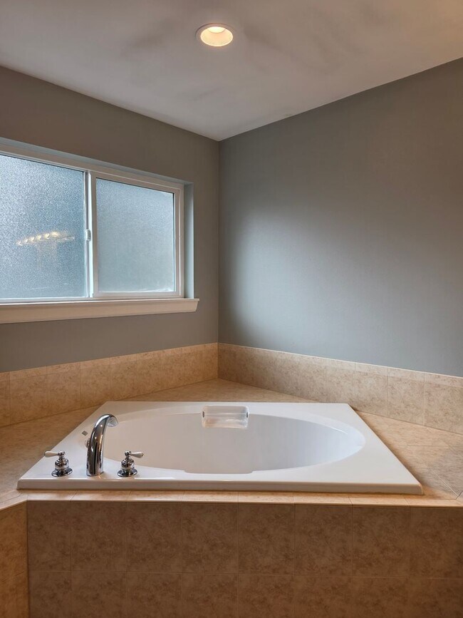 Building Photo - 4 Bedroom Home in Parkland Green!