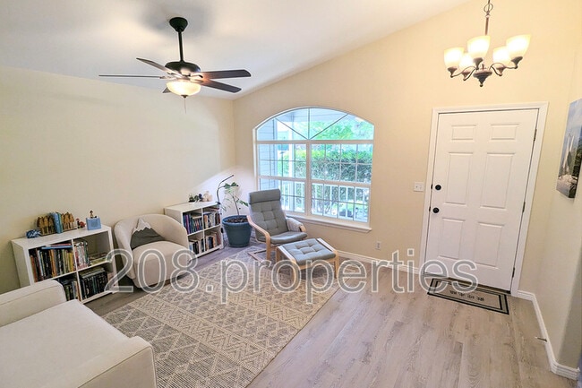 Building Photo - 5903 S Snowdrop Pl
