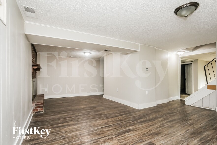 Building Photo - 706 N Redwood Dr