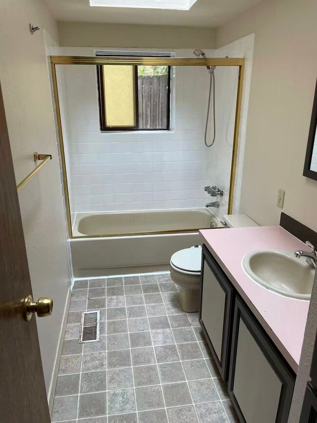 Building Photo - Charming 3 Bedroom/1 bath house in Wedgwoo...