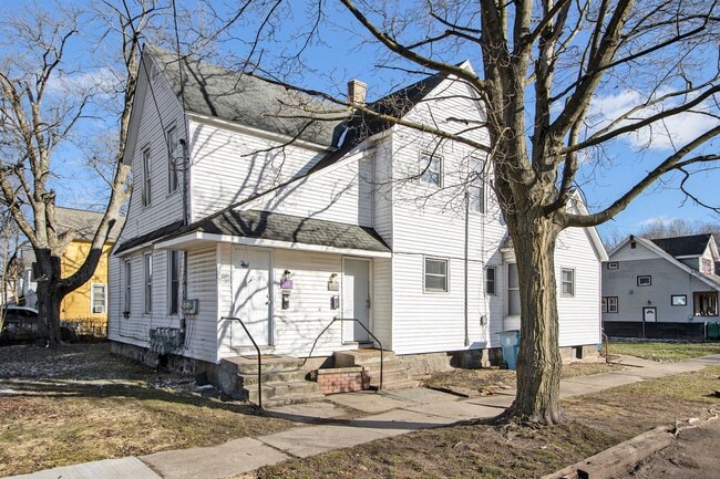 Building Photo - 1703 S Park St