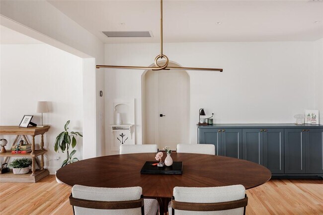 Building Photo - 2613 E 2nd St