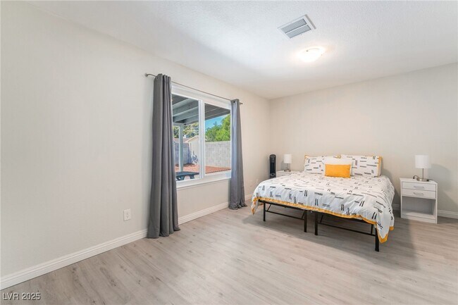 Building Photo - 3209 Kings Way