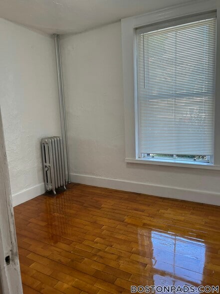 Building Photo - 4-8 Adella Place