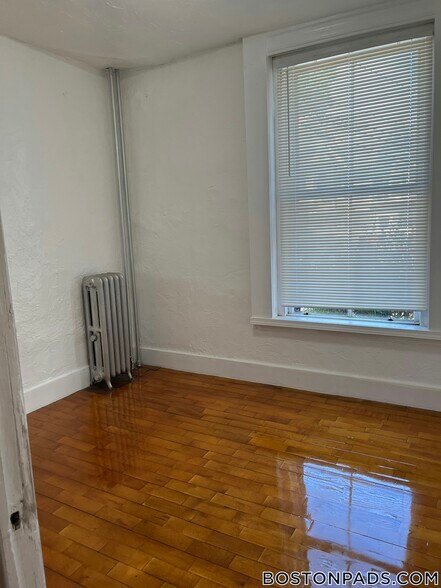 Building Photo - 8 Adella Pl