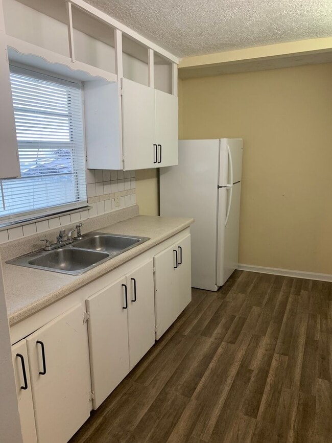 Building Photo - House with big yard close to airport