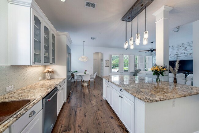 Building Photo - Baldwin Park Beauty! 3 bed/2.5 bath Pool H...