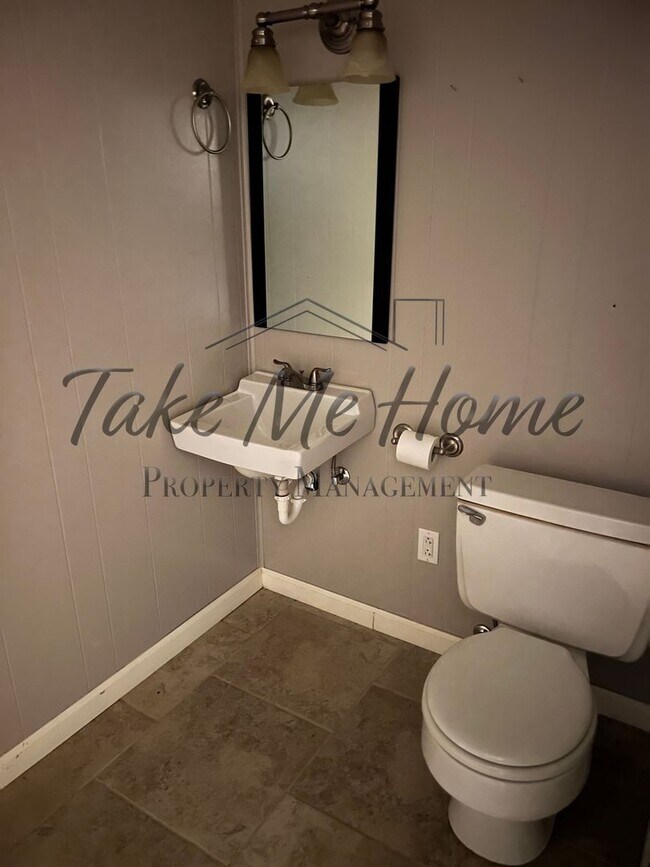 Building Photo - 3 Bedroom Basement Home in Kickapoo District!