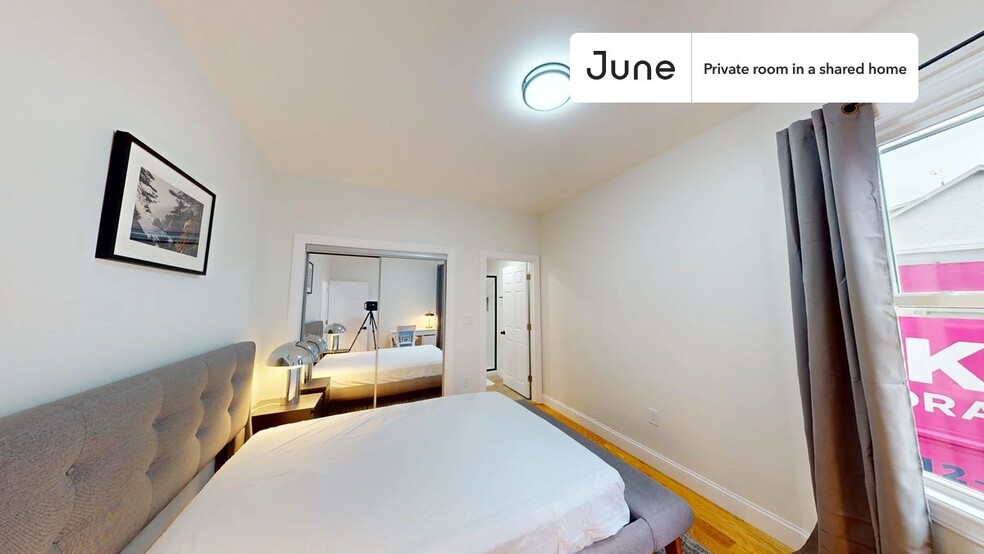 Building Photo - Private bedroom in 4 bed/2 bath Home