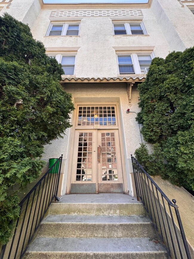 Building Photo - Charming 3 Bedroom-No Broker Fee