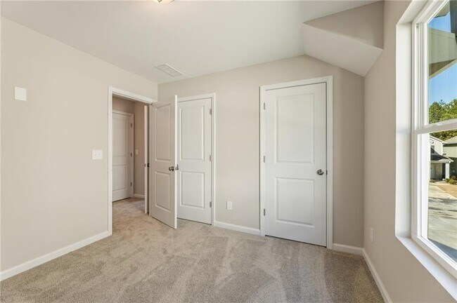 Building Photo - 978 Valley Rock Dr