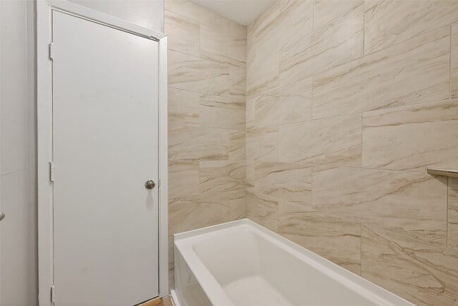 Building Photo - 2446 Mayview Dr