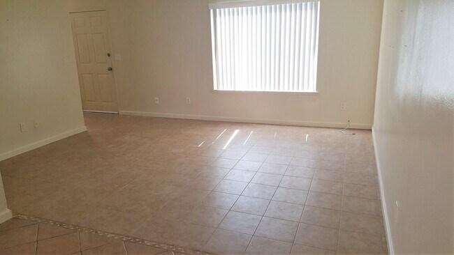 Building Photo - Riverside - 3 Bedroom Condo in Springbrook...