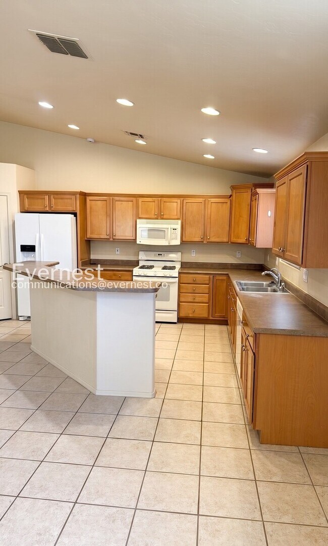 Building Photo - 3-Bed/2-Bath Home with Fenced Yard and Garage Parking/ Pet Friendly/Voucher Accepted/ Available S...