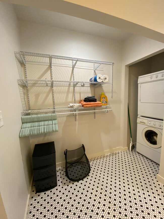 Building Photo - 6700 Columbia Dr