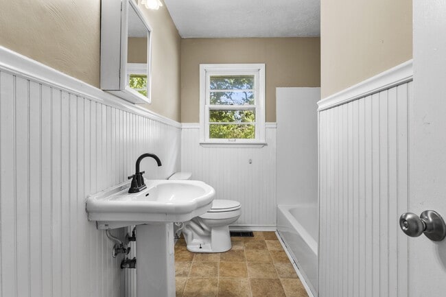 Building Photo - 2461 Mirahill Dr