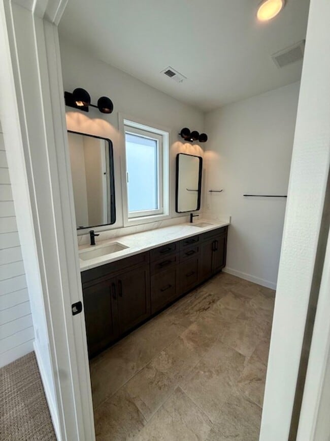 Building Photo - Single Family HOME with 3 Bedrooms 2 1/2 Bathrooms - Where Mountains meet you at upscale living!