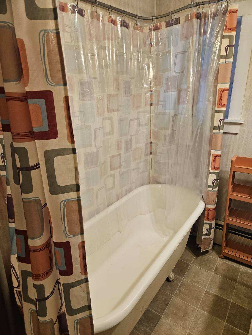 Claw Foot Tub and Shower -338B - 338 E 8th St