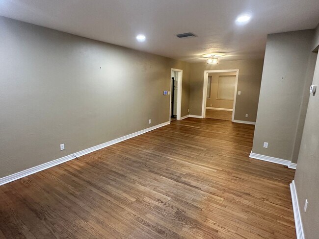Building Photo - Stunning 3/2 Bungalow near the historic di...