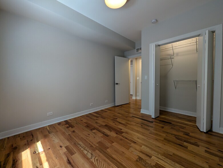 Building Photo - 648 W Wrightwood Ave